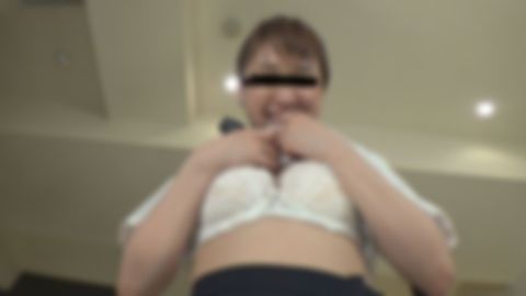 【着エロ撮影会】＜爆乳Gカップ**Ｋ③*(18)＞制服でビラビラはみ出し☆幼オマンコを露出限界までおっぴろげ！顔の割にマン毛ボーボーなのがエロいｗ（特典付）