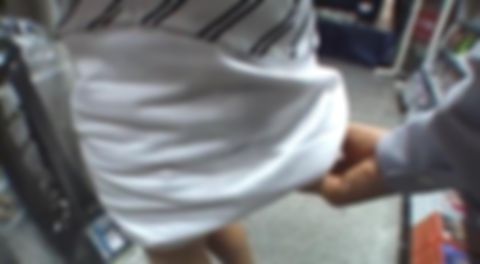【羞恥露出】＜爆乳エロ乳首*＞「だめ。恥ずかしいです・・・」DVD販売店でゲリラ露出プレイ！オッパイ、オマンコ触られて声を殺しながらマン汁分泌して感じちゃってましたぁ