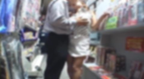 【羞恥露出】＜爆乳エロ乳首*＞「だめ。恥ずかしいです・・・」DVD販売店でゲリラ露出プレイ！オッパイ、オマンコ触られて声を殺しながらマン汁分泌して感じちゃってましたぁ