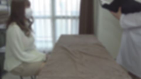 【無/ムフ特典有】 エロマッサージ史上最強の超たわわ登場！ボン(×2)キュッボンの美女がなぜか両腕をクロスして爆乳を強調しながらイキ果てる！ ※3大レビュー特典有