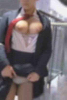 爆乳地味子、雑居ビルで露出・パイズリ中出し