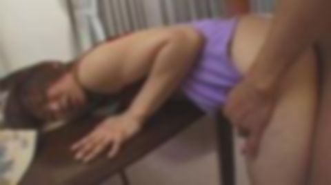 (^^)熟妻の家に遊びに行った不倫相手のセフレくんはハメたくて我慢できずにキッチンでいきなりセックス!!