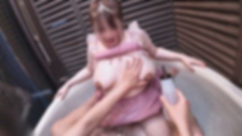【無修正ｘ個人撮影】Jカップメガパイを2人の男に揉まれまくり！屋外ジャグジーで大胆3P！ローションでヌルヌルになった爆乳を使っていろんなことをやってみましたｗ
