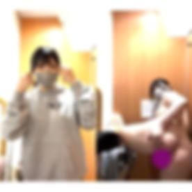 黒髪清楚かわいいぽっちゃりJDが公衆トイレで本気イキオナニー